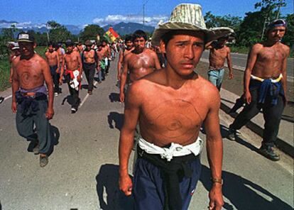 Campesinos bolivianos protestan contra la destrucción de plantaciones de hoja de coca en Chapare, en 1998.