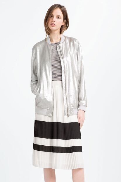 Zara sigue su estela y le cambia el color a plata manteniendo el diseño (49,95 euros).