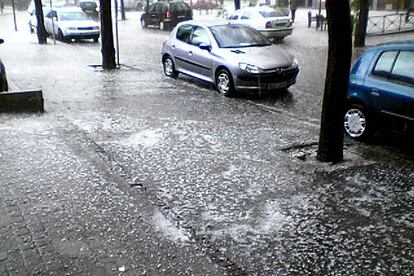 La esquina de la calle Victor de la Serna con Pintor Ribera, tras la tormenta de granizo.