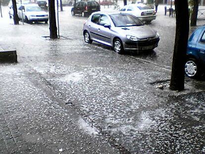 La esquina de la calle Victor de la Serna con Pintor Ribera, tras la tormenta de granizo.