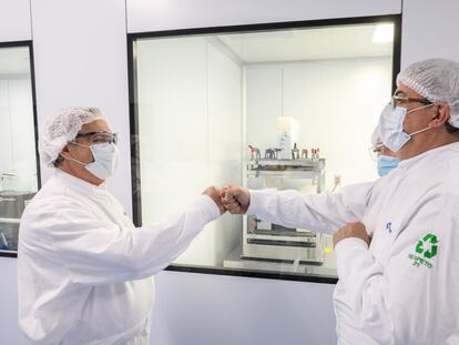 Marcelo Ebrard  y el presidente de Argentina, Alberto Fernández durante visita al Laboratorio Liomont de AstraZeneca