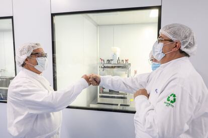 Marcelo Ebrard  y el presidente de Argentina, Alberto Fernández durante visita al Laboratorio Liomont de AstraZeneca