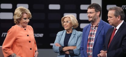 La candidata al Ayuntamiento de Madrid del PP, Esperanza Aguirre, la candidata de Ahora Madrid, Manuela Carmena, el candidato de IU, Daniel Morcillo, y el candidato del PSOE, Antonio Miguel Carmona, al inicio del debate organizado por Telemadrid para las pr&oacute;ximas elecciones del 24 de mayo. 