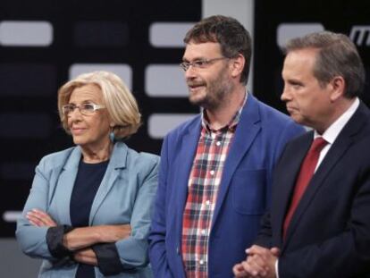 La candidata al Ayuntamiento de Madrid del PP, Esperanza Aguirre, la candidata de Ahora Madrid, Manuela Carmena, el candidato de IU, Daniel Morcillo, y el candidato del PSOE, Antonio Miguel Carmona, al inicio del debate organizado por Telemadrid para las pr&oacute;ximas elecciones del 24 de mayo. 