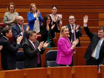 VALLADOLID, 26/03/2025.- El presidente de la Junta de Castilla y León, Alfonso Fernández Mañueco (d), recibe los aplausos de los miembros de su partido tras su intervención esta mañana en el Debate de Política General.EFE/Nacho Gallego