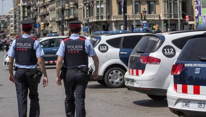 Dos agentes de los Mossos d'Esquadra.