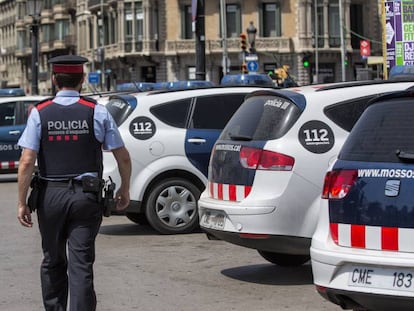 Dos agents dels Mossos d'Esquadra.