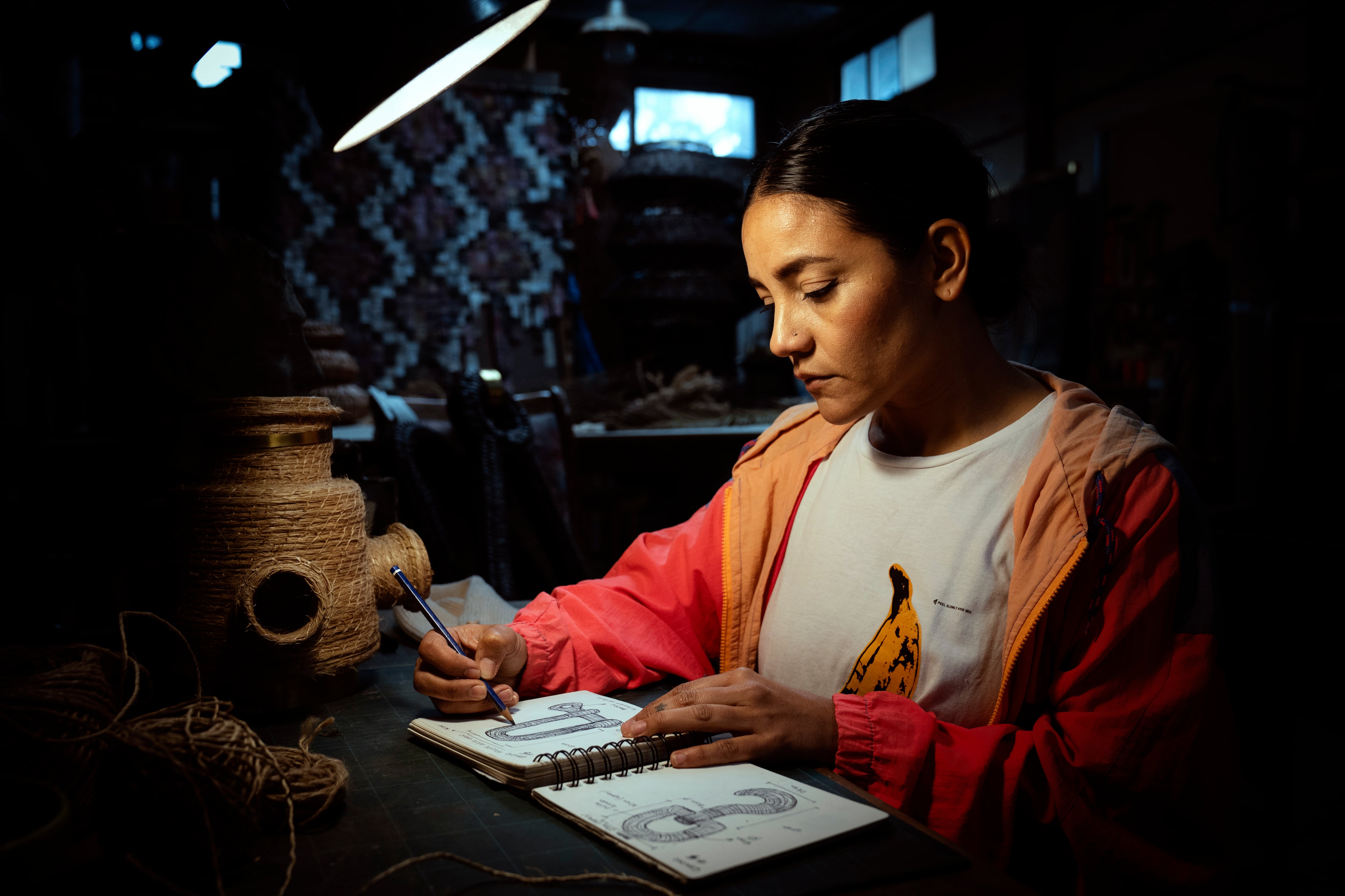 La artista Eugenia Mendoza impulsa el oficio de la cestería.