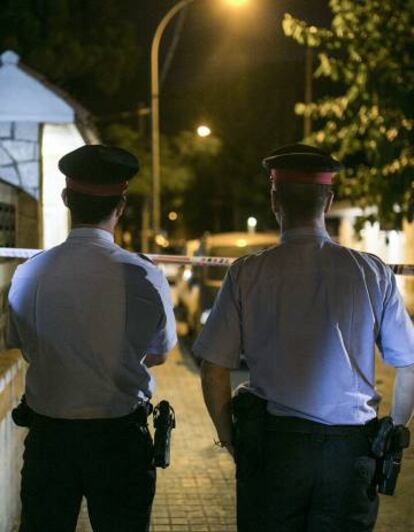 Dos agentes de los Mossos, en una imagen de archivo.