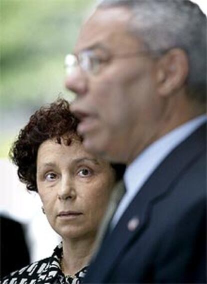 Ana Palacio y Colin Powell, ayer en Washington.