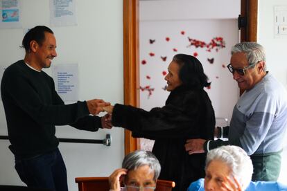 Clarice Sabogal, maestra de matemáticas que padece alzheimer, saluda a su hijo.