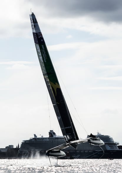 Un catamarán F50 busca su velocidad máxima durante una carrera en SailGP en el puerto de Copenhague.