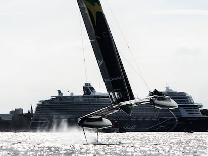 Un catamarán F50 busca su velocidad máxima durante una carrera en SailGP en el puerto de Copenhague.