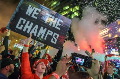 Aficionados de los Raptors celebran la victoria de su equipo en Toronto, (Canadá).