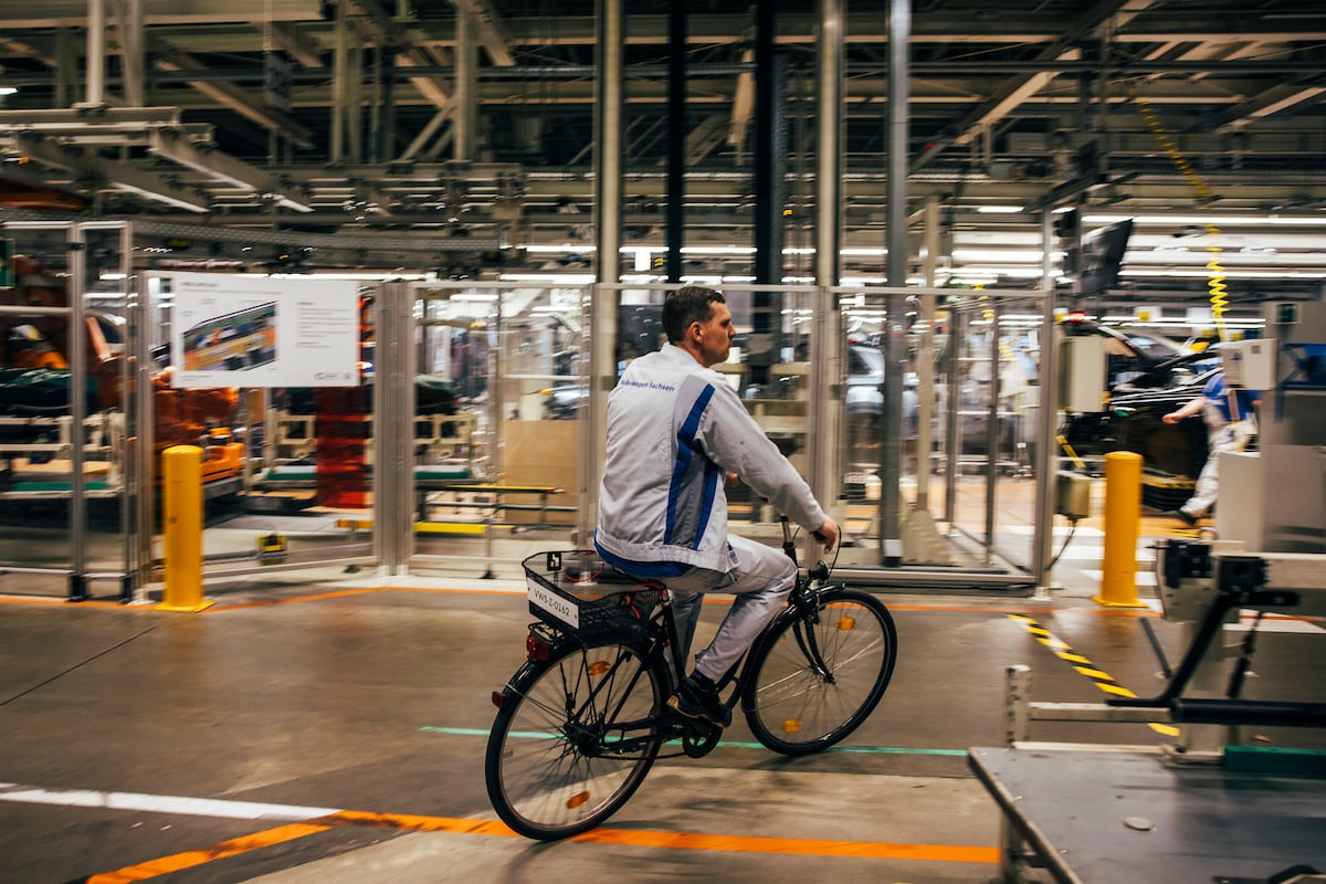 Alemania busca aumentar horas laborales ante crisis estructural