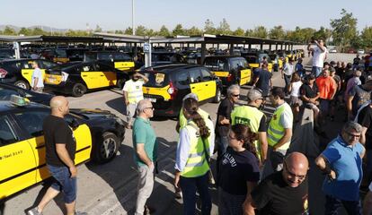 Taxistes concentrats a l'aeroport aquest dijous.