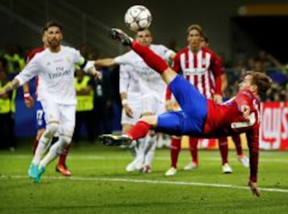 Antoine Griezmann remata un balón en la pasada final de la Champions