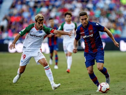 Rochina conduce el balón ante Manu durante el partido en el Ciutat de València.