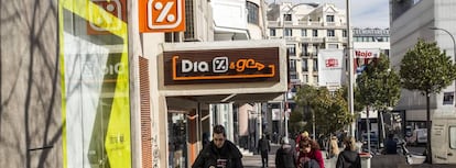 Clientes en una tienda de Día en Madrid.