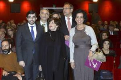 La actriz Concha Velasco (c), junto al director de la Joven Orquesta Sinfónica de Valladolid (JOSVa), Ernesto Monsalve (i), y la concejala de Cultura del Ayuntamiento de Valladolid, Mercedes Cantalapiedra (d), a su llegada al acto de celebración del décimo aniversario de la JOSVa.