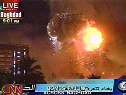 Captura de televisión que muestra las columnas de humo provocadas por el bombardeo masivo de la capital iraquí.