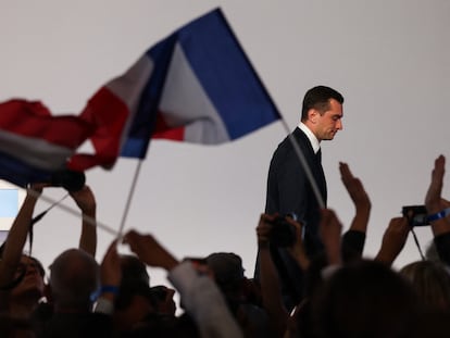 El presidente del Reagrupamiento Nacional, Jordan Bardella, abandona el estrado tras dirigirse a los militantes en París sobre el resultado electoral, el 7 de julio.
