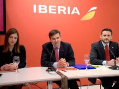 Fotografía facilitada por Iberia de la directora de Marketing de la compañía, Carolina Martinoli (i); el director comercial, Marco Sansavini (c); y el director de Experiencia Cliente, Dimitris Bountolos (d), durante la presentación de nuevas iniciativas comerciales de la aerolínea, hoy en la Feria Internacional de Turismo (Fitur), que se inauguró ayer y se celebra hasta el próximo 26 de enero en el recinto ferial IFEMA de la capital.