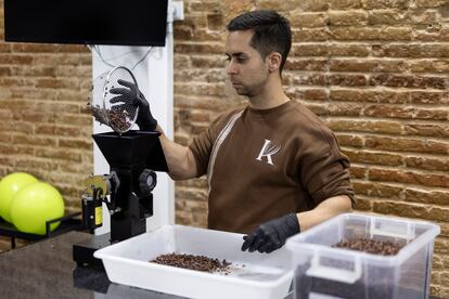 Oscar García con la máquina para descascarillar los granos de cacao que convertirá en chocolate. 