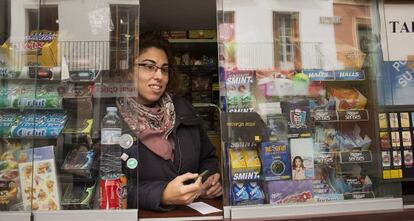 Luz María Raigada, en su quiosco de prensa del centro de Sevilla.
