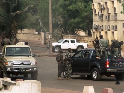 Un grupo de soldados en las calles de Bamako, capital de Mal&iacute;. 
