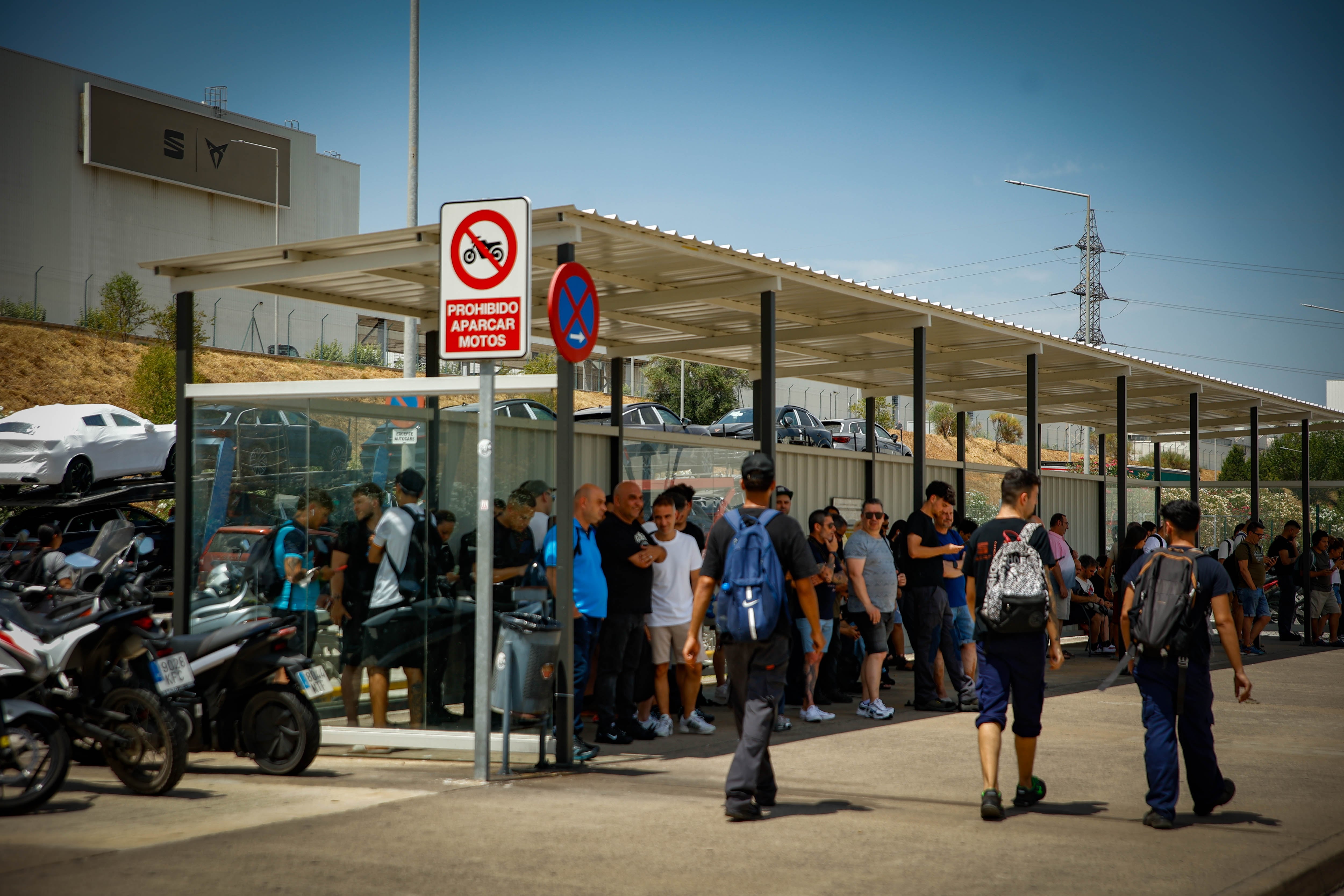 Varios trabajadores salen de la fábrica de Seat y Cupra en Martorell (Barcelona) durante el cambio de turno, en julio pasado.