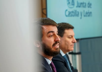 El vicepresidente de la Junta de Castilla y León, Juan García-Gallardo, y el consejero de Economía y Hacienda y portavoz, Carlos Fernández Carriedo, comparecen en rueda de prensa tras el Consejo de Gobierno, este jueves en Valladolid.