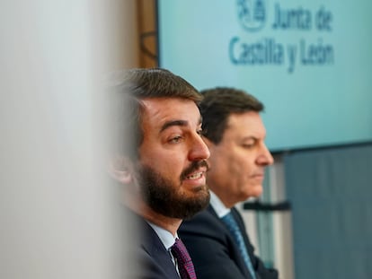 El vicepresidente de la Junta de Castilla y León, Juan García-Gallardo, de Vox y el consejero de Economía y Hacienda y portavoz, Carlos Fernández Carriedo, del PP, comparecen en rueda de prensa posterior al Consejo de Gobierno el pasado día 12 de enero en Valladolid.