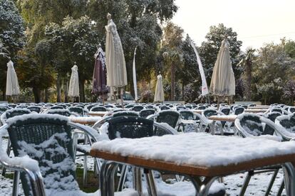 Palencia amanece bajo una fina capa de nieve en la primera nevada del otoño, el 28 de octubre.