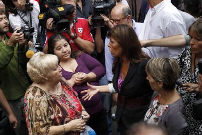 Sánchez-Camacho y Sánchez-Schmid (a la derecha) hablan con vecinas en Badalona.