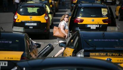 Taxis aturats a la Gran Via de Barcelona aquest diumenge.