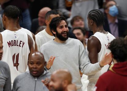 Ricky Rubio de los Cleveland Cavaliers observa un partido ante los Washington Wizards.