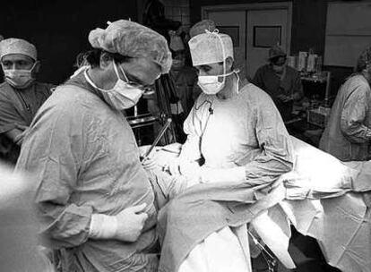 Un equipo de cirujanos durante una operación en el Hospital Txagorritxu de Vitoria.