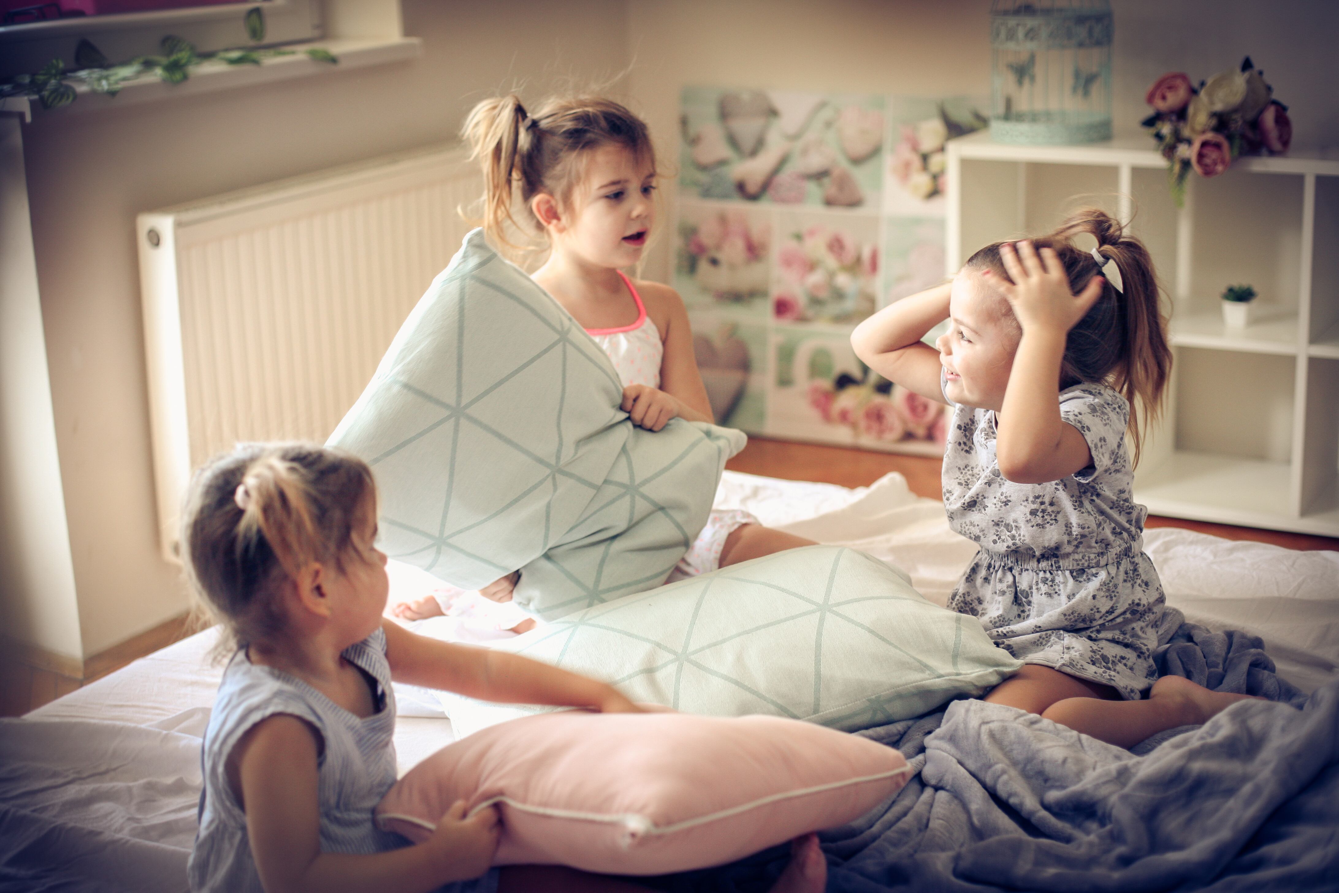 La siesta es necesaria hasta los 3-5 años y no hacerla puede provocar que el menor llegue mucho más irritable a la noche.  