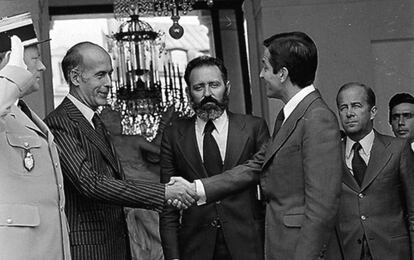 Adolfo Suárez, durante su primer viaje tras ser elegido, saluda a Valéry Giscard d’Estaing.