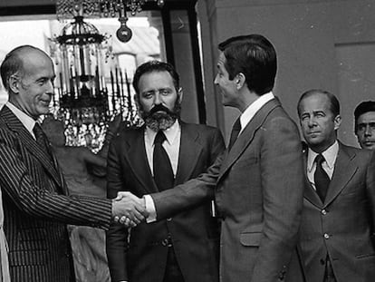 Adolfo Suárez, durante su primer viaje tras ser elegido, saluda a Valéry Giscard d’Estaing.