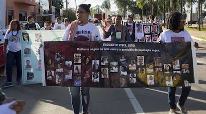 No centro da foto, Gláucia dos Santos protesta pela morte de seu filho Fabrício.