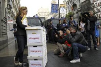 Elena Alfaro, madre madrileña que ha entregado  265.000 firmas en el Ministerio de Educación, recogidas a través de una campaña on-line para conseguir un precio más justo de los libros de texto. EFE/Archivo