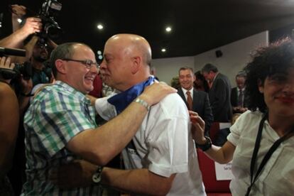 Donostia-San Sebastián's Mayor, Juan Karlos Izagirre, and his predecessor, Ordón Elorza, hug after the city was chosen European Capital of Culture in 2016.