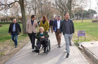 Manuela Carmena con varios miembros de su equipo.