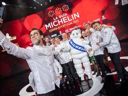 Quique Dacosta hace un selfi a los cocineros, cuyos restaurantes tienen tres estrellas Michelin, en la celebrada el año pasado en Toledo.