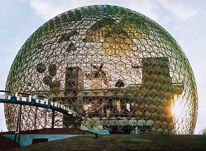 El pabelln de EE UU para la exposicin de Montreal en 1967 de Buckminster Fuller fue la demostracin real de su teora dela esfera geodsica. (Museo Whitney de Nueva York)