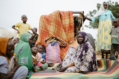 El Fondo de Población de las Naciones Unidas (UNFPA) estima que 6,7 millones de personas corren riesgo de sufrir violencia de género en Sudán. 
En la fotografía, varias mujeres y niños en el paso fronterizo de Adré, entre Chad y Sudán. 