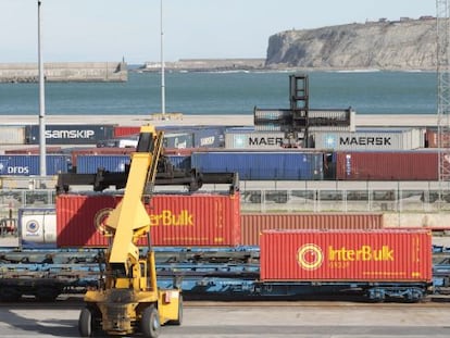 Imagen de contenedores de carga en el Puerto de Bilbao.