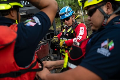Los rescatistas mexicanos se preparan para iniciar las labores de búsqueda y rescate, tras las inundaciones, este martes.